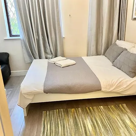 Cosy 2 Bedroom Detached House In Central London